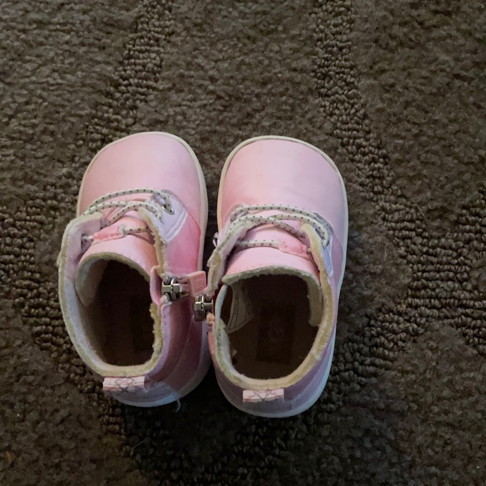 Toddler pink Uggs 4/5